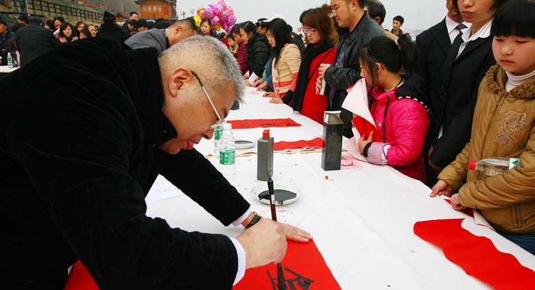 连续多年，710公海将“书法惠民”作为一项公益活动开展得有声有色，每次活动组织数十名书法家深入大街小巷为群众免费书写春联。